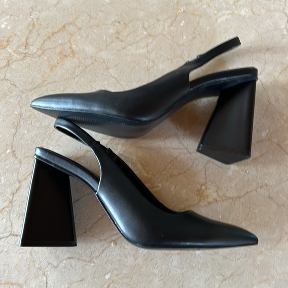 BCBGeneration Trina Pump size 5 . 3.5 inch block heel. Black - Picture 8 of 9